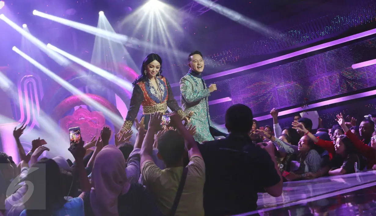 Zaskia Gotik dan Danang D'Academy tampil saat Pesta Bollywood di Studio 5 Indosiar, Daan Mogot, Jakarta, Senin (6/3) Bintang serial drama  Ranveer & Ishani, Shakti Arora dan Radhika Madan ikut meramaikan acara tersebut.(Liputan6.com/Helmi Afandi) 