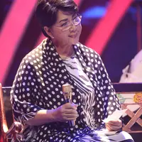 Kesulitan mengigat lirik lagunya, ia kemana-mana membawa contekan untuk terus menghapal lirik lagu tersebut. Itulah perjuangan Titiek menghafal lagu milik Noah. (Andy Masela/Bintang.com)