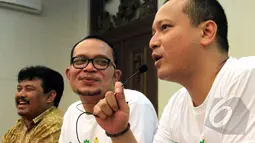 Ketua Umum Komunitas Banteng Muda Banyu Biru Djarot (kanan) memberikan sambutan saat Kunjungan kei Museum Nasional bersama anak yatim, Jakarta, Minggu (1/3/2015). (Liputan6.com/Herman Zakharia)