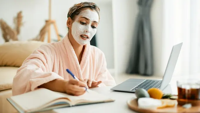 Cara Menjaga Perawatan Wajah Selama WFH
