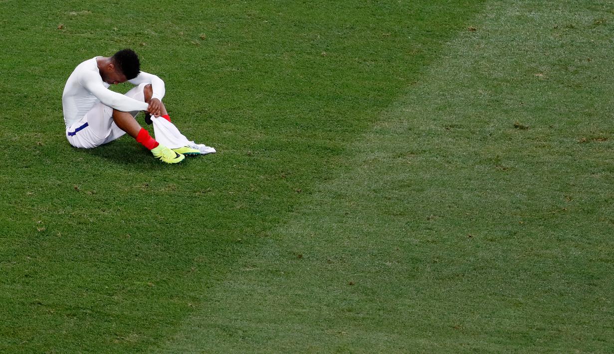 Pemain timnas Inggris, Daniel Sturridge tertunduk lesu di tengah lapangan setelah Inggris menderita kekalahan 1-2 dari Islandia pada babak 16 besar Euro 2016 yang digelar di Stadion Stade de Nice, Prancis, Selasa (28/6). (REUTERS/Yves Herman)