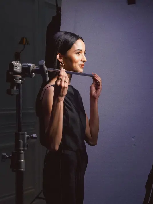 Putri Marino tampil simpel namun memukau dibalut dress hitam tanpa lengan. Gayanya tak berlebihan dengan tambahan aksesori anting dan cincin. [Foto: Instagram/putrimarino]