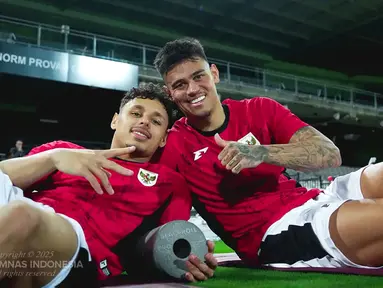 Pemain Timnas Indonesia, Dean James (kiri) dan Mees Hilgers saat melakukan latihan perdana menjelang laga putaran ketiga Kualifikasi Piala Dunia 2026 melawan Australia di Stadion Netstrata Jubilee, Sydney, Selasa (18/03/2025) waktu setempat. (Dok. PSSI)
