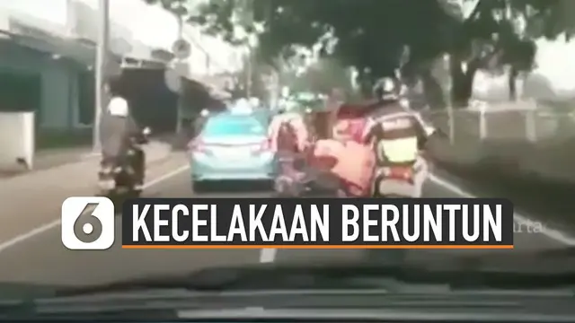 Terekam kamera petugas ambulans ketika sedang melewati jalanan terjadi kecelakaan motor beruntun.