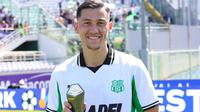 Jay Idzes, Sassuolo, menerima penghargaan Man of The Match pada laga melawan Fiorentina. (Dok. X @SassuoloUS)