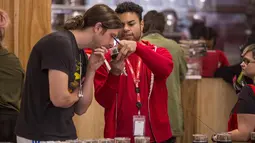 Seorang pelanggan mencium produk ganja di toko MedMen yang mulai menjual ganja untuk penggunaan rekreasional berdasarkan undang-undang ganja California di West Hollywood (2/1). (David McNew / Getty Images / AFP)