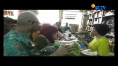 Petugas Polsek Godean, Sleman, temukan mie basi berlendir di antara mie layak konsumsi.