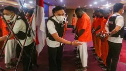 Operasi tersebut digelar secara serentak pada 10–12 Desember 2025. Tampak dalam foto, beberapa Warga Negara Asing (WNA) yang terjaring Operasi Wira Waspada 2025 diperlihatkan saat rilis di Gedung Direktorat Jenderal Imigrasi, Jakarta Selatan, Selasa (16/12/2025). (merdeka.com/Arie Basuki)
