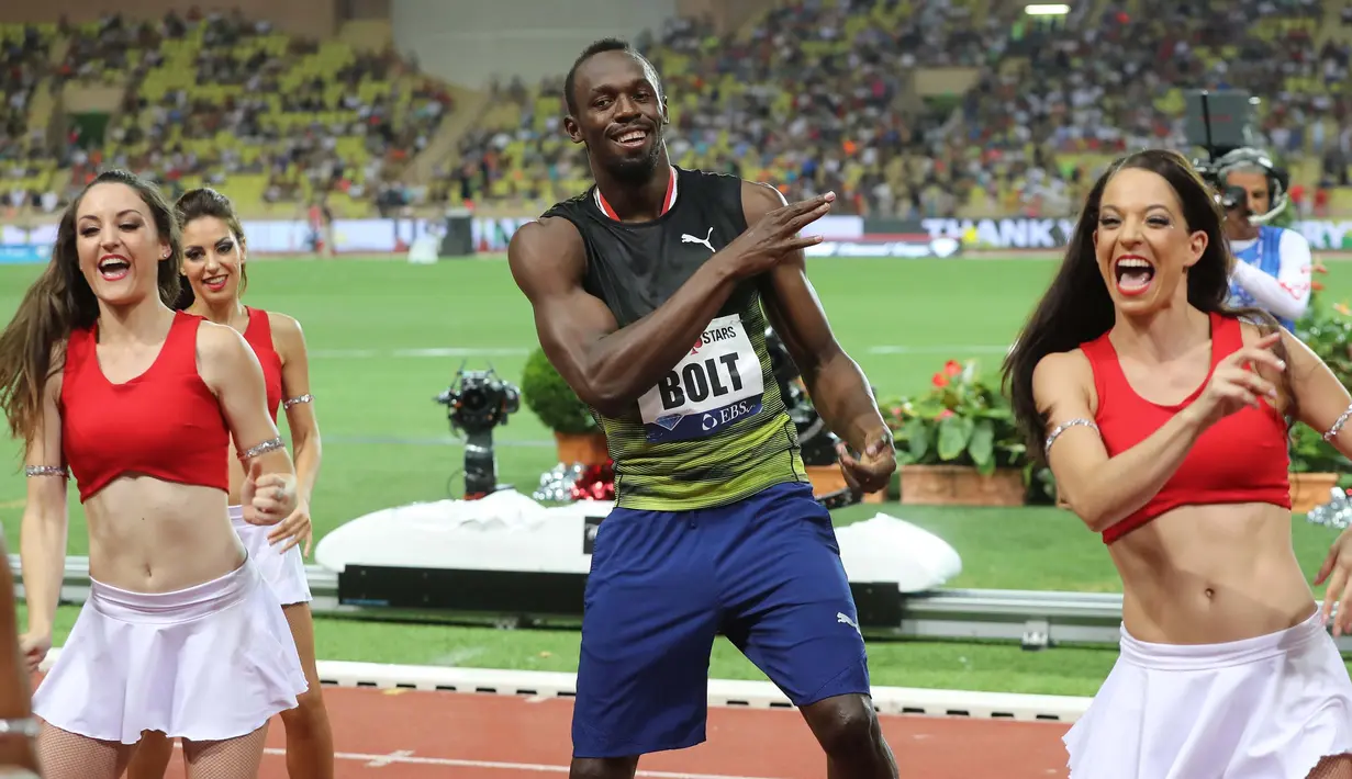 Usain Bolt menari bersama wanita-wanita cantik usai menjuarai kejuaraan atletik lari 100m Diamond League di Stadium Louis II, Monaco, (21/7). Usain Bolt mencatat waktu 9,95 detik dalam kejuaraan tersebut. (AFP Photo/Yann Coatsaliou)