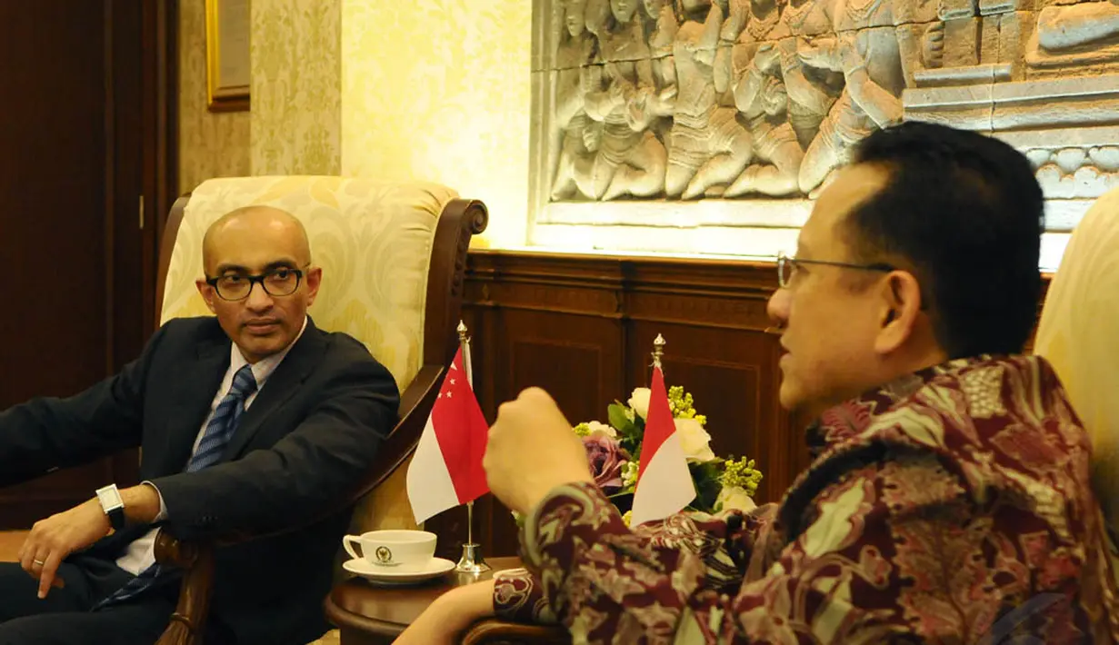 Delegasi kedutaan besar Singapura untuk Indonesia (kiri) menemui Ketua DPD RI Irman Gusman, Jakarta, Jumat (5/12/2014). (Liputan6.com/Andrian M Tunay)