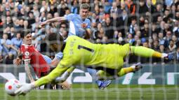 Pada menit ke-18 Manchester City nyaris menggandakan keunggulan melalui Kevin De Bruyne. Memanfaatkan kesalahan Paul Pogba, Kevin De Bruyne melepaskan tembakan ke arah tiang jauh yang masih mampu diantisipasi David De Gea. (AFP/Oli Scarff)