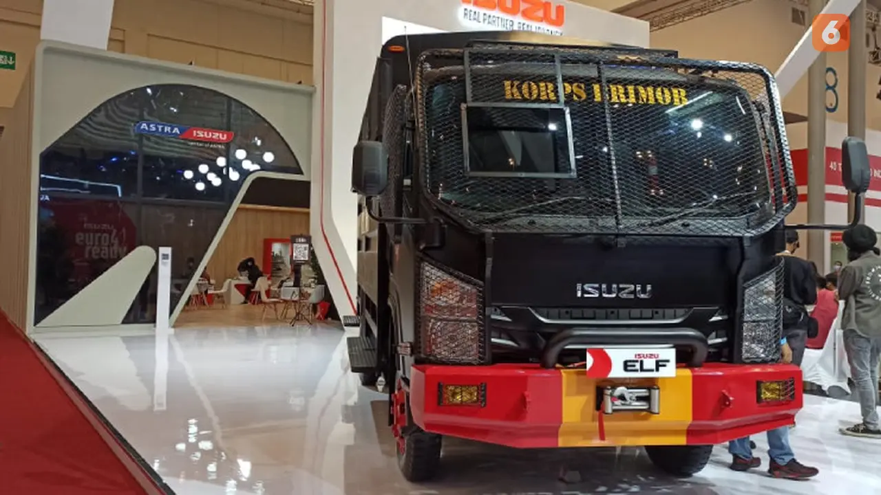 Mobil Isuzu Elf Brimob mencuri perhatian di GIIAS 2022 (Fahmi/Liputan6)