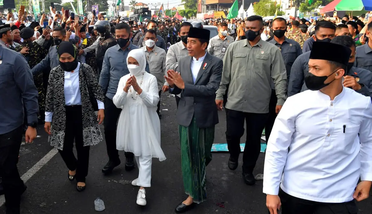 Presiden Joko Widodo atau Jokowi bersama Ibu Negara Iriana saat menghadiri acara puncak satu abad Nahdlatul Ulama (NU) di Sidoarjo, Jawa Timur, Selasa (7/2/2023). Jokowi menilai NU sebagai organisasi Islam terbesar di dunia layak berkontribusi untuk masyarakat internasional. (Biro Pers Istana Kepresidenan/Agus Suparto)