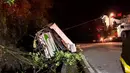 Alat derek menarik sebuah bus yang terjun bebas ke jurang di negara bagian Sao Paulo, Brasil, Kamis (9/6). Sopir dari bus yang membawa 46 penumpang kehilangan kendali dan menabrak sebuah batu di jalur berlawanan. (RECORD TV/AFP)