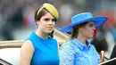 Putri Inggris Eugenie (kiri) dan Putri Beatrice mengenakan topi atau fascinator unik saat menghadiri ajang pacuan kuda Royal Ascot di Ascot, Inggris, Selasa (18/6/2019). Royal Ascot menjadi ajang bagi wanita Inggris untuk tampil dengan fascinator unik. (Mike Egerton/PA via AP)