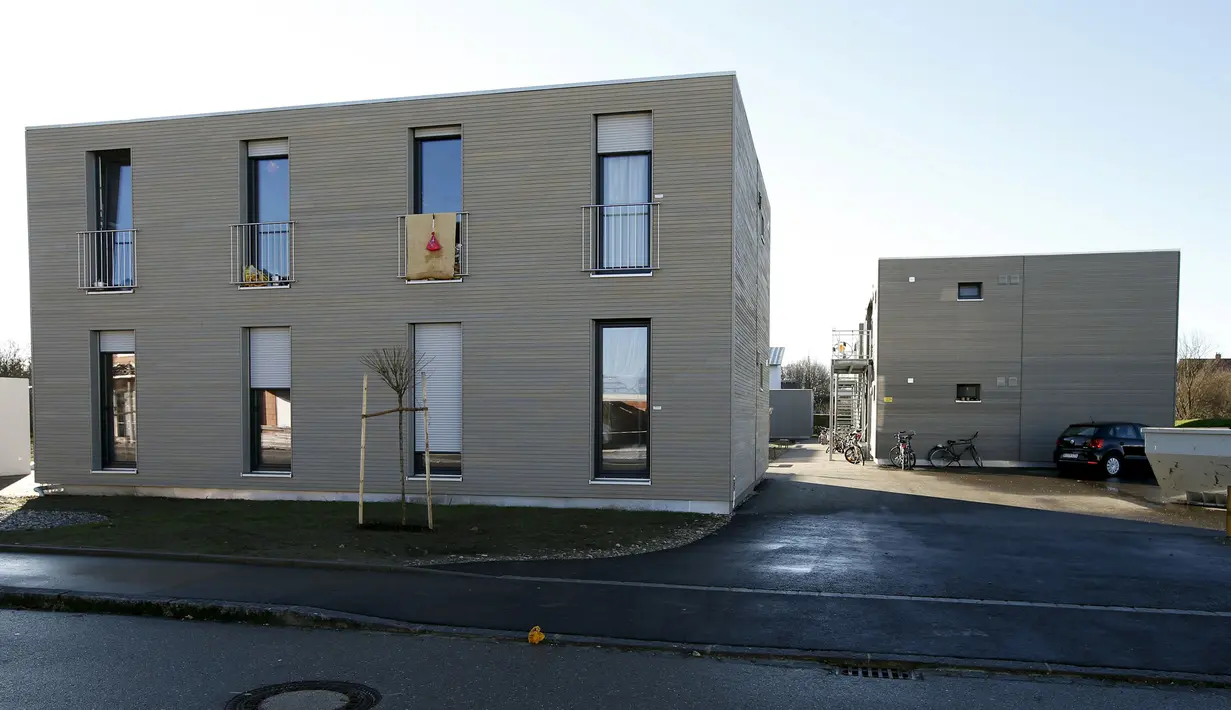 Beginilah bentuk rumah prefabrikasi buatan perusahaan konstruksi Bauer Holzsysteme, Jerman, (7/12). Rumah prefabrikasi ini dapat diangkut dan dipindahkan dengan menggunakan truk angkut. (REUTERS/Michaela Rehle)