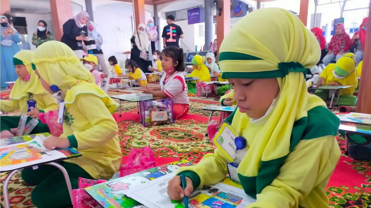 PT KAI Daop 8 menggelar lomba mewarnai di Stasiun Gubeng Surabaya. (Dian Kurniawan/Liputan6.com)