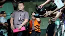 Waryono Karno meninggalkan Gedung KPK usai diperiksa, Jakarta, Selasa (14/4/2015). Waryono Karno diperiksa sebagai tersangka dugaan tindak pidana korupsi sosialisasi sepeda sehat dan perawatan gedung kantor ESDM. (Liputan6.com/Andrian M Tunay)