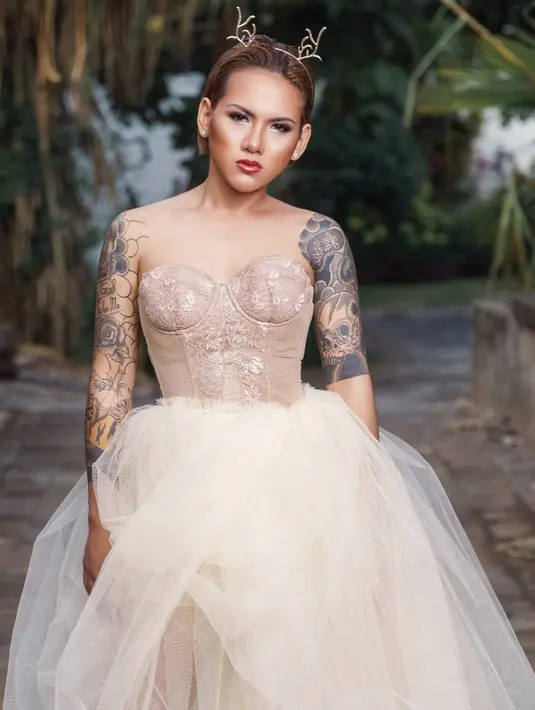 Gunakan gaun berwarna pink dan mahkota yang terlihat unik ini juga bikin pangling (Liputan6.com/IG/evelinnadaanjani)