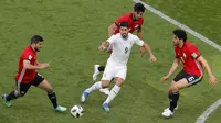 Striker Uruguay, Luis Suarez, berebut bola dengan gelandang Mesir, Sam Morsy, pada laga Piala Dunia di Stadion Ekaterinburg, Jumat (15/6/2018). Uruguay menang 1-0 atas Mesir. (AP/Vadim Ghirda)