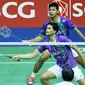 Ganda putra Indonesia Angga Pratama/Ricky Karanda Suwardi kalah dari pasangan Koo Kien Keat/Tan Boon Heong asal Malaysia di semifinal Thailand Open Grand Prix Gold 2015, Sabtu (3/10/2015). (Liputan6.com/Humas PP PBSI)