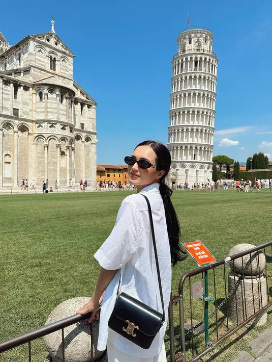 Beby Tsabina juga baru saja memamerkan momennya liburan bareng suami. [Foto: Instagram/bebytsabina]