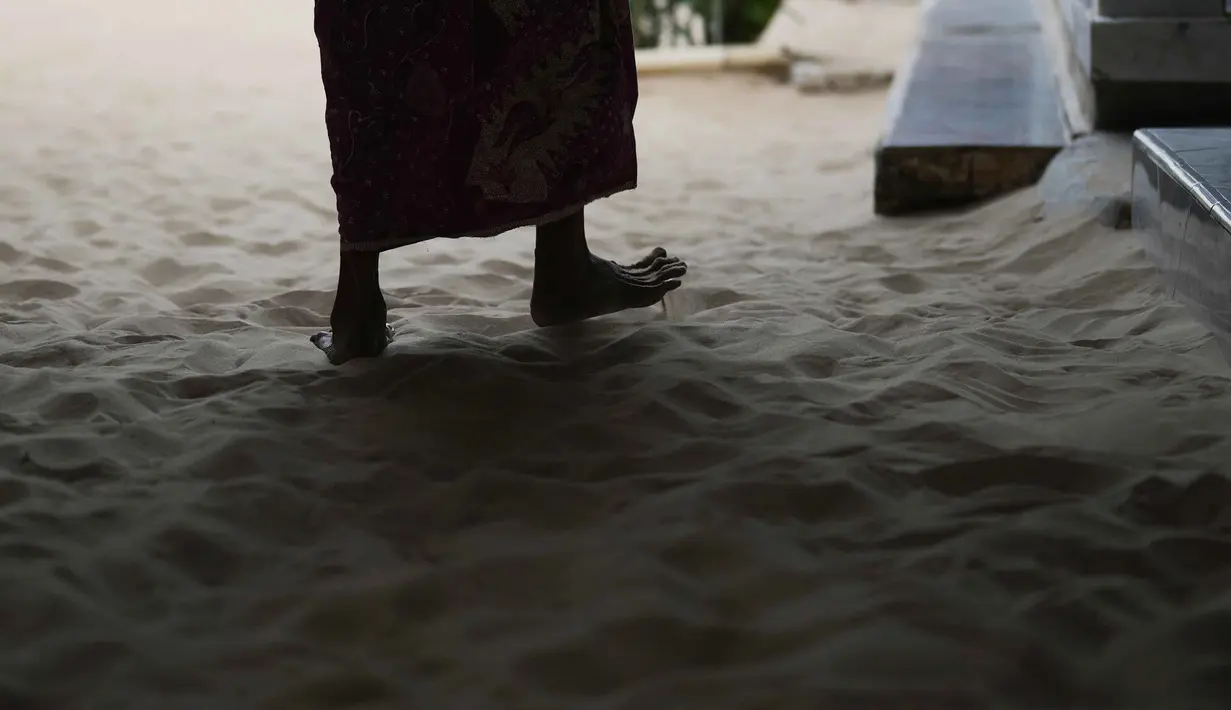 Mereka percaya bahwa pasir memiliki banyak manfaat untuk kesehatan. Hal tersebut yang membuat kebiasaan ini bertahan hingga sekarang. (AP Photo/Dita Alangkara)