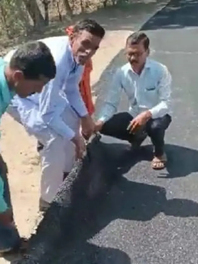 Warga Ini Buktikan Jalanan yang Baru di Aspal Ternyata Karpet, Bikin Geram