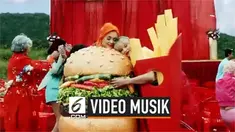 Video musik You Need to Calm Down milik Taylor Swift telah dirilis. Swift mengandeng Katy Perry dalam video tersebut sebagai tanda perdamaian setelah sekian lama berseteru.