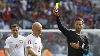 Aksi wasit Mark Clattenburg saat memimpin laga Swiss melawan Polandia di Euro 2016. (REUTERS/Yves Herman)