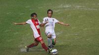 Pemain PSM Makasar, Rasyid Bakri berebut bola dengan pemain Bali United pada laga Trofeo Persija  di Stadion Utama Gelora Bung Karno, Jakarta, Sabtu (9/4/2016). (Bola.com/Nicklas Hanoatubun)