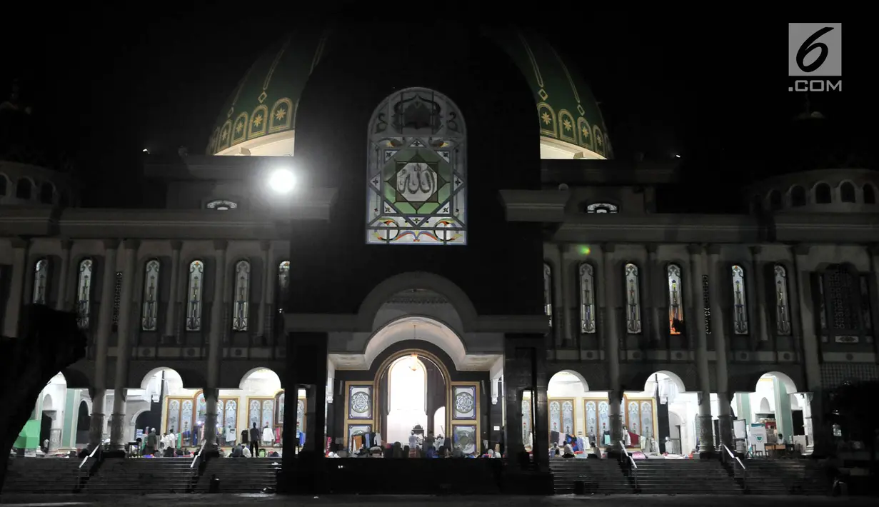 Sejumlah umat Islam menginap saat melakukan iktikaf di Masjid Pondok Pesantren At-Taqwa, Bekasi, Selasa (28/5/2019). Umat Islam mulai melakukan itikaf atau berdiam diri di masjid sambil melakukan berbagai ibadah pada sepuluh hari terakhir bulan puasa Ramadan. (Merdeka.com/Iqbal S Nugroho)