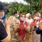 Wakil Walikota Bengkulu Dedy Wahyudi mendapat kejutan di hari ulang tahunnya dari para petani saat membagikan handtractor/ (Liputan6.com/Yuiardi Hardjo)