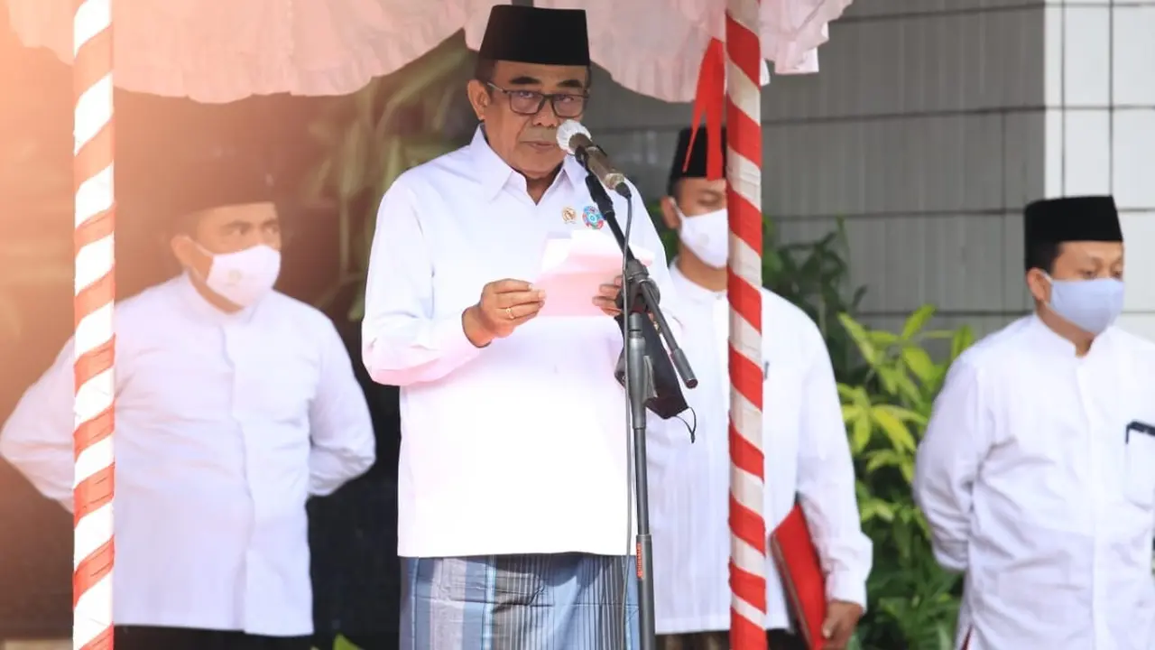 Menag Fachrul Razi memimpin upacara Peringatan Hari Santri di Kantor Kementerian Agama, Jakarta, Kamis (22/10/2020)