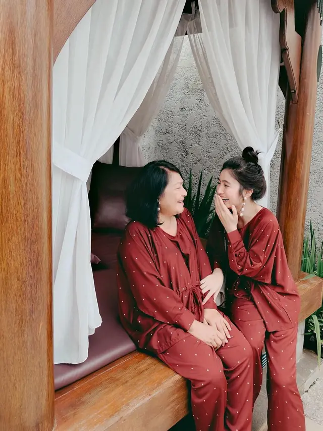Jarang Terekspos, Ini 6 Potret Kebersamaan Febby Rastanty dan Ibunda