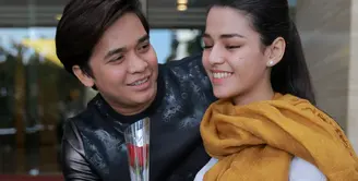 Pasangan kekasih ini selalu tampil mesra di setiap acara. Namun tidak sedikit yang mengatakan Billy Syahputra dan Susan Sameh hanya sebatas pacaran rekayasa. Beberapa hari lalu, keduanya membantah.(Adrian Putra/Bintang.com)