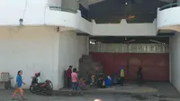 Puluhan karyawan UD Sandang Jaya, di Jalan Anggrek, Kelurahan Sukabumi, Kecamatan Mayangan, Kota Probolinggo mengalami kesurupan. (Liputan6.com/ Dian Kurniawan)