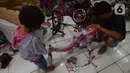 Penjaga toko sedang merakit sepeda di toko sepeda Kramat Jati, Jakarta, Selasa (7/12/2021). Pandemi Covid-19 yang sedang terjadi membuat tren olahraga bersepeda semakin banyak diminati mulai dari anak-anak hingga orang dewasa dan lanjut usia. (merdeka.com/Imam Buhori)