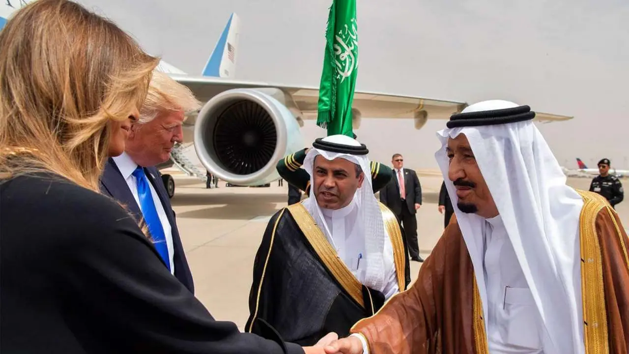 Ikut Gaya Michelle Obama, Melania Tak Gunakan Hijab di Arab Saudi