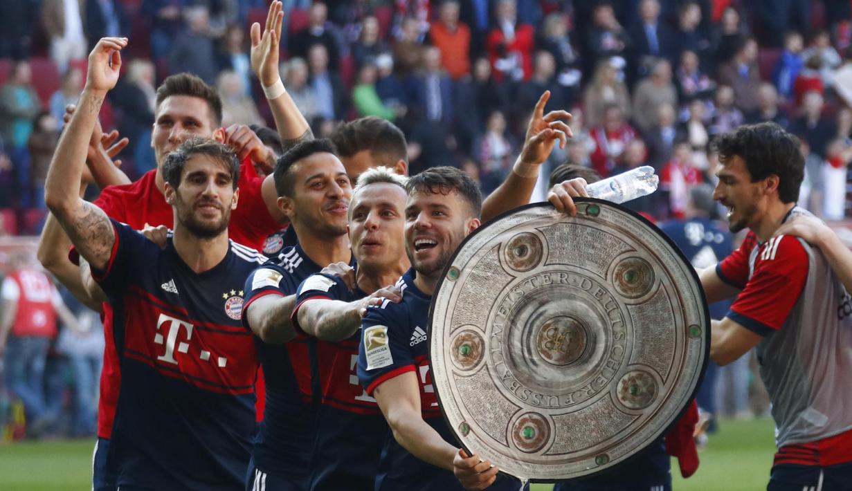 Para pemain Bayern Munchen merayakan gelar juara Bundesliga setelah mengalahkan FC Augsburg, di WWK Arena, Augsburg, Sabtu (7/4/2018). Bayern Munchen menang 4-1 atas FC Augsburg. (AP/Matthias Schrader)
