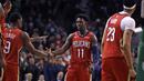 Pemain New Orleans Pelicans, Jrue Holiday (11) merayakan kemenangan atas Boston Celtics pada laga NBA basketball game di TD Garden, Boston, (16/1/2018). Celtics kalah 113-116. (AP/Charles Krupa)