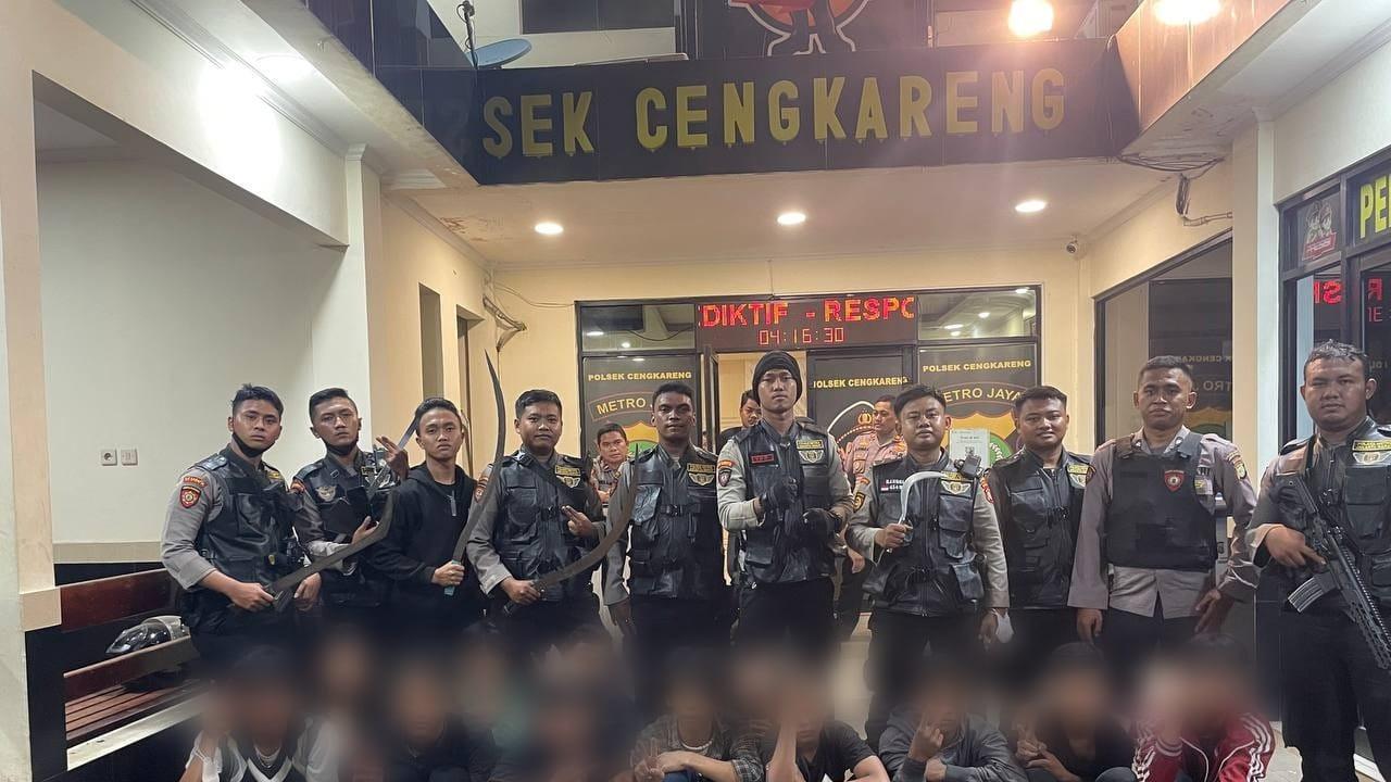 Tim Patroli Perintis Presisi Jakarta Barat menangkap 12 remaja diduga hendak tawuran.