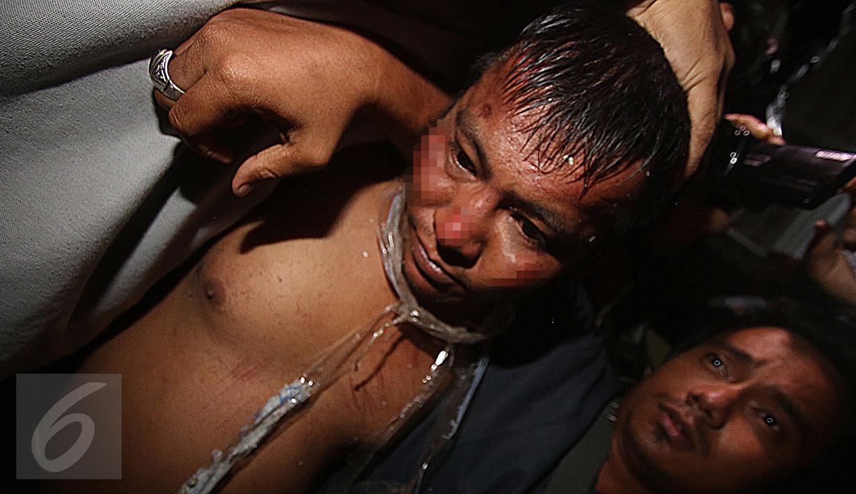 Tersangka pembunuhan Pulomas berinisial R saat tiba di Subdit Jatanras Polda Metro Jaya, Jakarta, Rabu (28/12/2016). (Liputan6.com/Herman Zakharia)