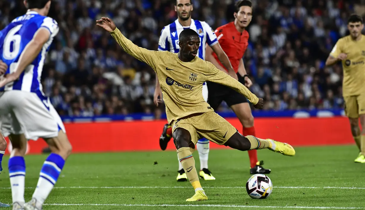 Penyerang Barcelona Ousmane Dembele melakukan tembakan ke gawang Real Sociedad dalam lanjutan LaLiga 2022/2023 di Reale Seguros Stadium, San Sebastian, Sein (22/8/2022) dini hari WIB. Barcelona mempermalukan tuan rumah Real Sociedad 4-1 berkat dua gol penyerang anyar Robert Lewandowski. (AP Photo/Alvaro Barrientos)