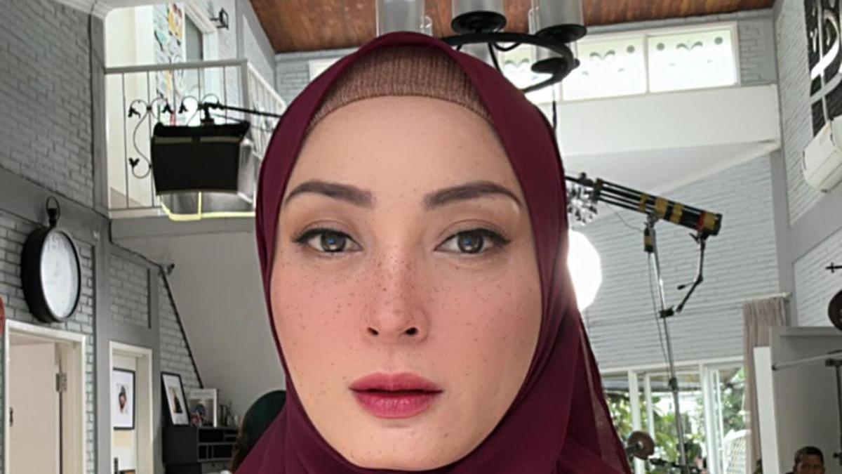 Della Puspita Rehat dari Entertainment, Intip Kemewahan Dapur Luasnya