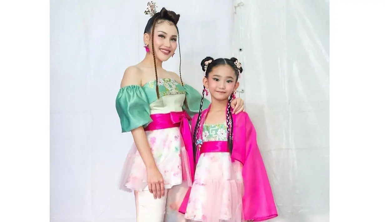 Penampilan Ayu Ting Ting dan Bilqis ini bahkan disebut-sebut bak kakak beradik. Tak sedikit pula pujian yang diberikan kepada keduanya. (Liputan6.com/IG/@ayutingting92)
