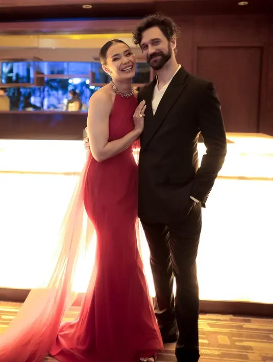 Di momen gala premiere Mendua, Adinia tampil elegan dengan halter dress warna merah. Sementara Wahr tak kalah memesona dengan setelan jas hitam. [Foto: IG/michaelswahr].