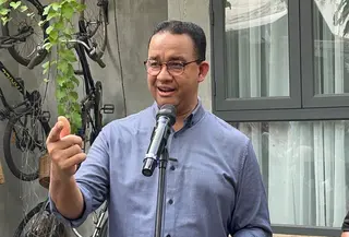 Mantan calon presiden (capres) Anies Baswedan Saat ditemui awak media di kediamannya, Jalan Lebak Bulus Dalam, Cilandak, Jakarta Selatan, Selasa (7/5/2024). (Liputan6.com/Winda Nelfira)