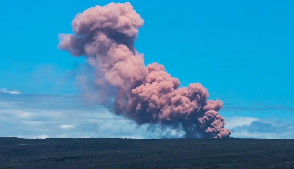 Penampakan abu vulkanik melambung ke langit saat Gunung Berapi Kilauea meletus di Big Island Hawaii, (3/5). Badan Survei Geologi Amerika Serikat (USGS) melaporkan erupsi terjadi sekitar pukul 16.45 sore waktu setempat. (AFP Photo/Janice Wei)