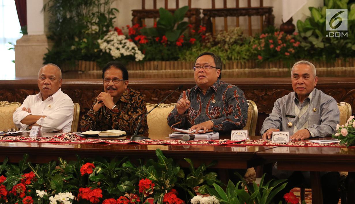 Menteri PPN/Kepala Bappenas Bambang Brodjonegoro (kedua kanan) bersama Menteri ART/Kepala BPN Sofyan Djalil, Gubernur Kaltim Isran Noor dan Menteri PUPR Basuki Hadimudjono saat konferensi pers terkait pemindahan Ibu Kota di Istana Negara, Jakarta, Senin (26/8/2019). (Liputan6.com/Angga Yuniar)